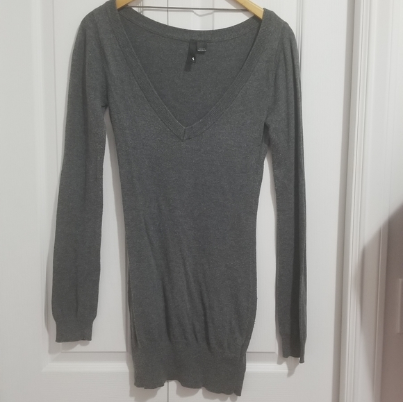 ❗❗3/$20 H&M Grey V neck long sweater - Picture 2 of 2